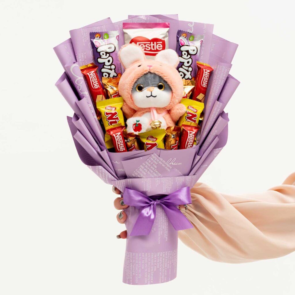 Букет из сладостей с игрушкой Котенок в капюшоне